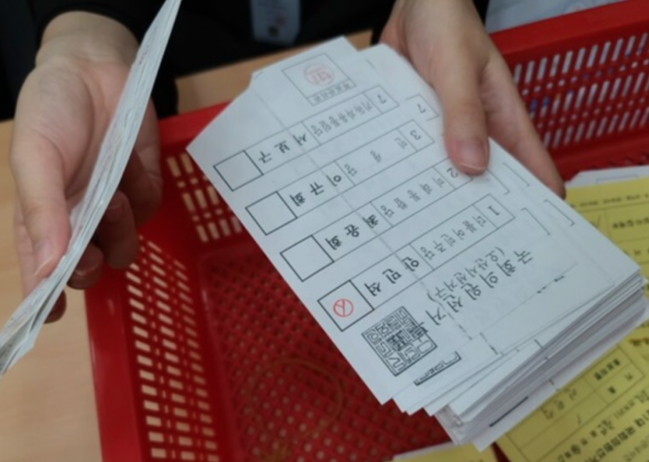 2021년 10월 4.15 총선 경기도 오산시 재검표장에서 발견된 ‘검은 선 투표지’. 이를 두고 가짜 투표지 의혹이 강하게 제기되었다 (사진=제보자)