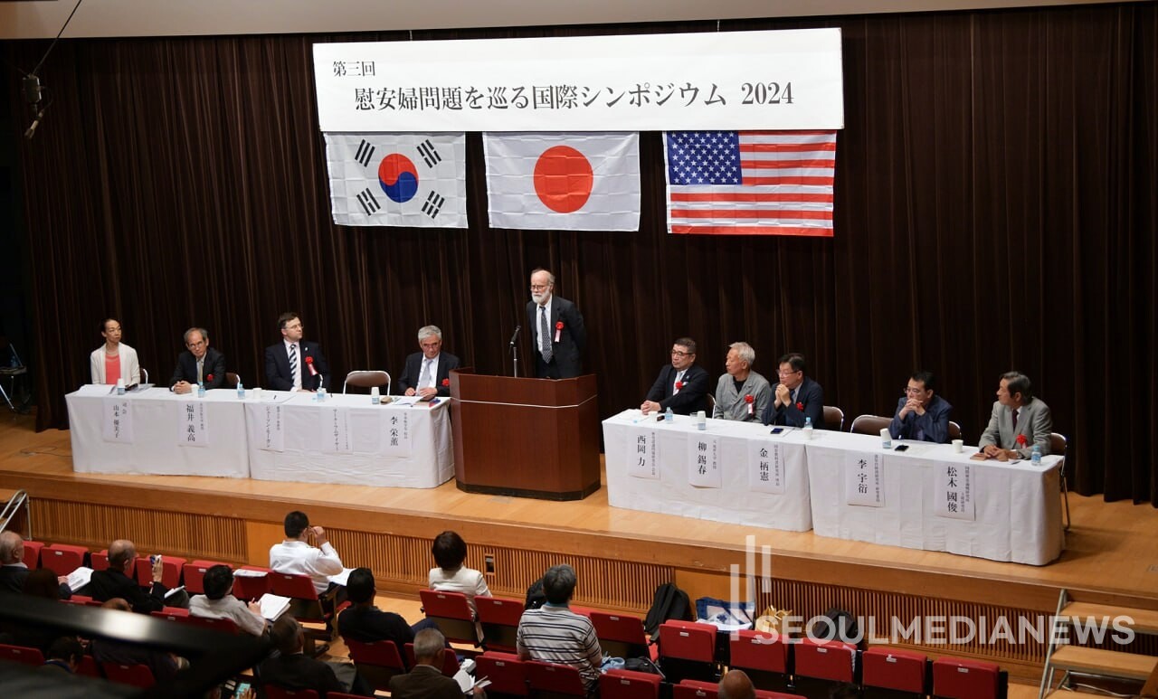 제3회 일본군 위안부 문제를 둘러싼 국제 심포지움이 10일 일본 도쿄에서 열렸다. 마무리 발언 중인 존 마크 램지어(램자이어) 미 하버드대학 로스쿨 교수. ⓒ위안부법폐지국민행동