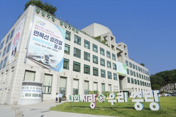 중랑구(구청장 류경기)가 서울시 주관 2024년 자치구 식품 위생ㆍ정책분야 종합평가에서 우수상을 수상하며, 2020년부터 5년 연속 수상의 영예를 이어갔다 ⓒ중랑구청